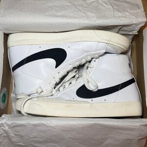 Nike Men’s Blazer Mid ‘77 Vintage White and Black Sneakers Size Mens 8.5 EUC